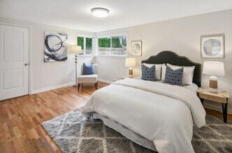 2402 E Interlaken Blvd in Seattle, WA - Building Photo - Building Photo