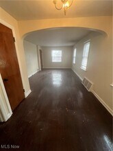 2042 13th St in Cuyahoga Falls, OH - Foto de edificio - Building Photo