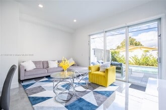 3461 SW 25th St in Miami, FL - Foto de edificio - Building Photo