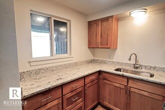 855 E 9th St in Medford, OR - Building Photo - Building Photo