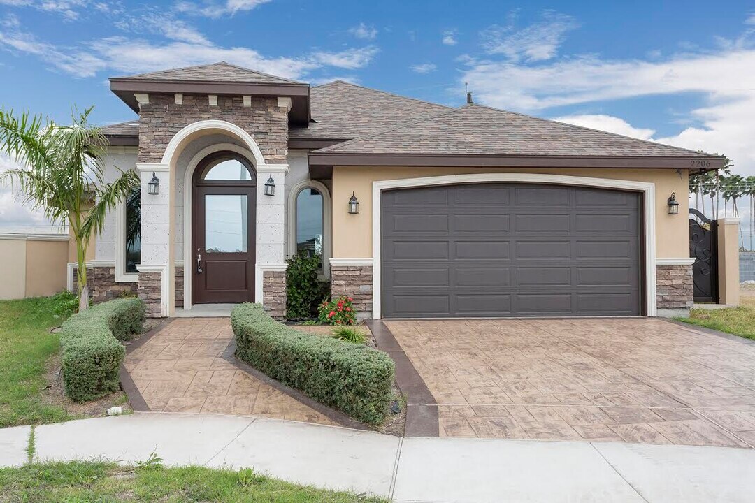 2206 Liverpool Dr in Edinburg, TX - Foto de edificio