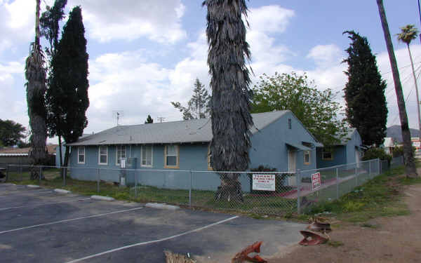 455-465 Iowa Ave in Riverside, CA - Foto de edificio - Building Photo