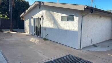 5106 Tipton St in San Diego, CA - Foto de edificio - Building Photo