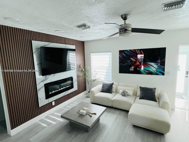 872 NW 16th Terrace in Fort Lauderdale, FL - Foto de edificio - Building Photo