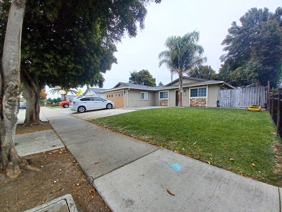 1111 Central Ave in Hollister, CA - Foto de edificio