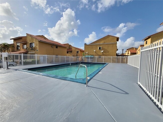 2710 W 60th Pl in Hialeah, FL - Foto de edificio - Building Photo