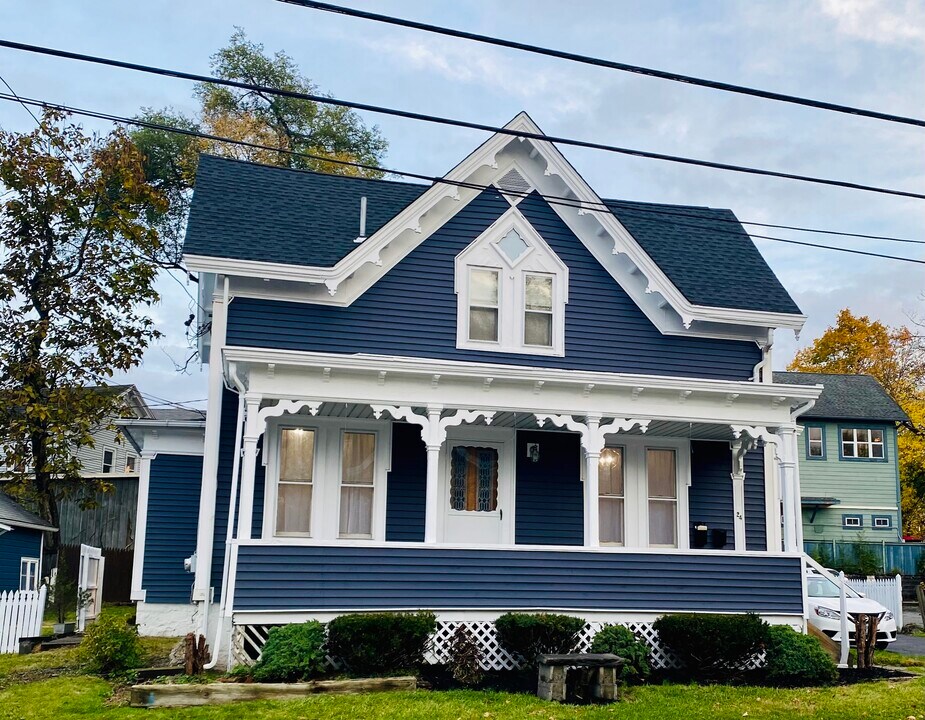 24 N Chestnut St, Unit 1 first floor in New Paltz, NY - Foto de edificio