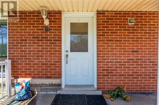 70 Brentwood Dr in Hamilton, ON - Building Photo - Building Photo