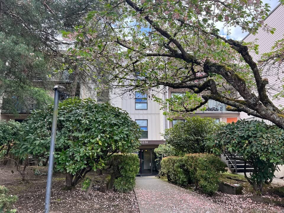 15238-15100 100 Ave in Surrey, BC - Building Photo