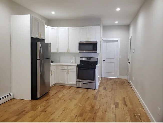 16 Lewis Ave, Unit 2R in Jersey City, NJ - Foto de edificio - Building Photo
