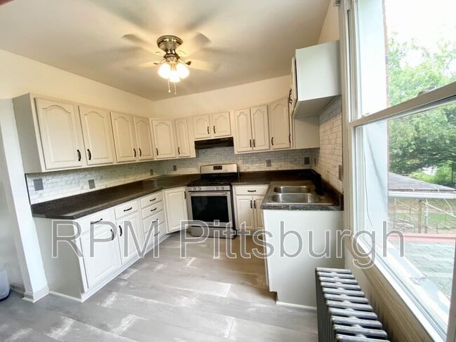 822 Collins St in Pittsburgh, PA - Building Photo - Building Photo