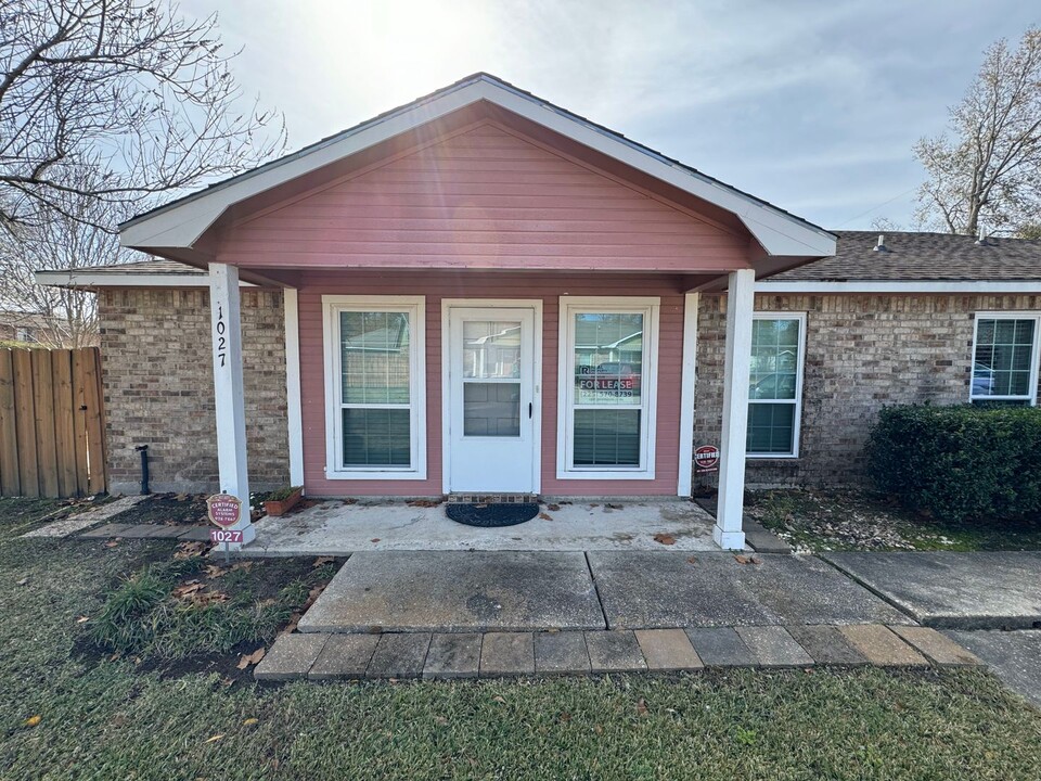 1027 Barrington Dr in Baker, LA - Building Photo