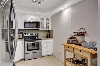 3180 S Ocean Dr in Hallandale Beach, FL - Building Photo - Building Photo