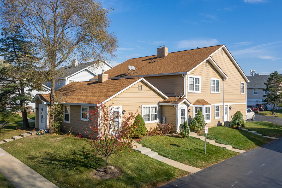 Cornell Lakes in Palatine, IL - Building Photo