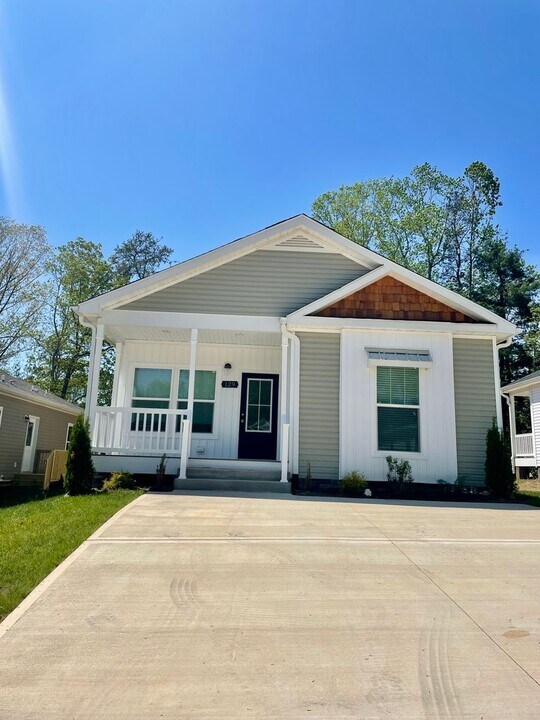129 Bellamy Rd in Asheville, NC - Building Photo