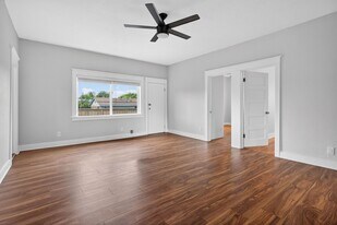 905 Cherry Ave in Long Beach, CA - Building Photo