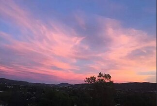 817 Warwick Ave in Thousand Oaks, CA - Foto de edificio - Building Photo