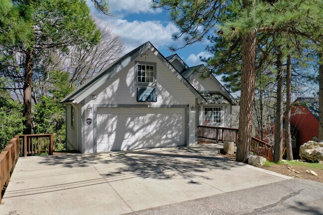 221 Grizzly Rd in Lake Arrowhead, CA - Building Photo - Building Photo