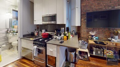 246 Mott St in New York, NY - Building Photo - Building Photo