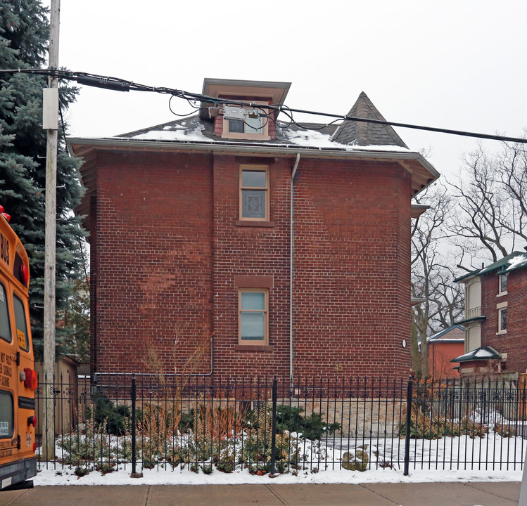 45 Benlamond Ave in Toronto, ON - Building Photo