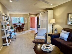 12222 N Paradise Village Pkwy W, Unit 321A in Phoenix, AZ - Foto de edificio - Building Photo