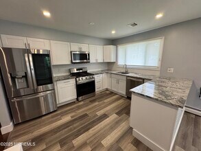 220 Highwood Rd in Ocean Township, NJ - Foto de edificio - Building Photo