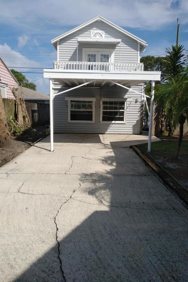 property at 918 S M St