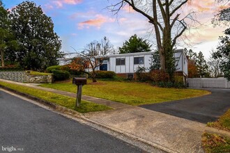 5801 Bent Twig Rd in McLean, VA - Building Photo - Building Photo