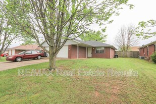 2306 W Roselawn St in Rogers, AR - Building Photo