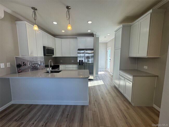 119 Whittier Dr in Kings Park, NY - Building Photo - Building Photo