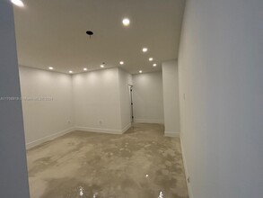 8311 Grand Canal Dr in Miami, FL - Building Photo - Building Photo