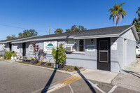 Oakwood Apartments in Tampa, FL - Building Photo - Building Photo