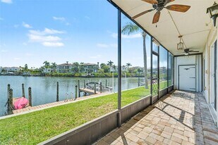 8828 Bay Pointe Dr in Tampa, FL - Building Photo