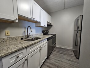 65 N Point Dr, Unit 206 in Boston, MA - Foto de edificio - Building Photo
