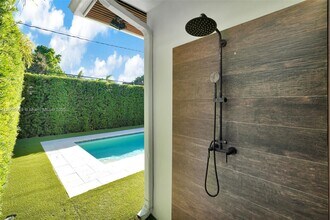 397 Harbor Ct in Key Biscayne, FL - Foto de edificio - Building Photo