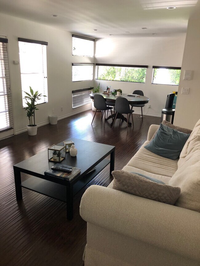 4238 Whitsett Ave Apartments and Nearby Los Angeles Apartments For Rent