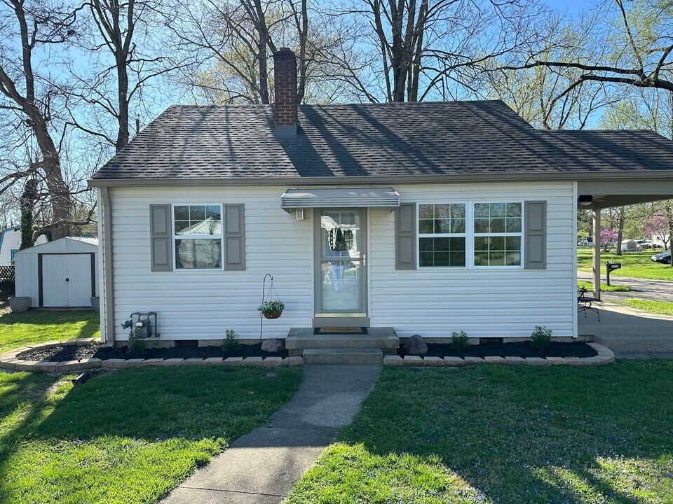 10201 Woodlawn Ave in Miamisburg, OH - Building Photo