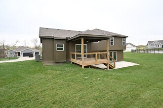 2407 Windmill Cir in Platte City, MO - Building Photo - Building Photo