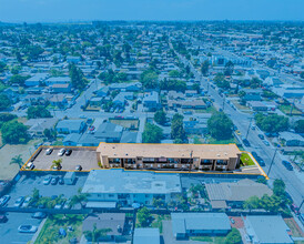 7525 Pacific Ave in Lemon Grove, CA - Foto de edificio - Building Photo