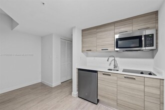 1756 N Bayshore Dr, Unit 10J in Miami, FL - Building Photo - Building Photo
