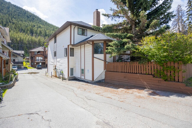 426A Muskrat St in Banff, AB - Building Photo - Building Photo