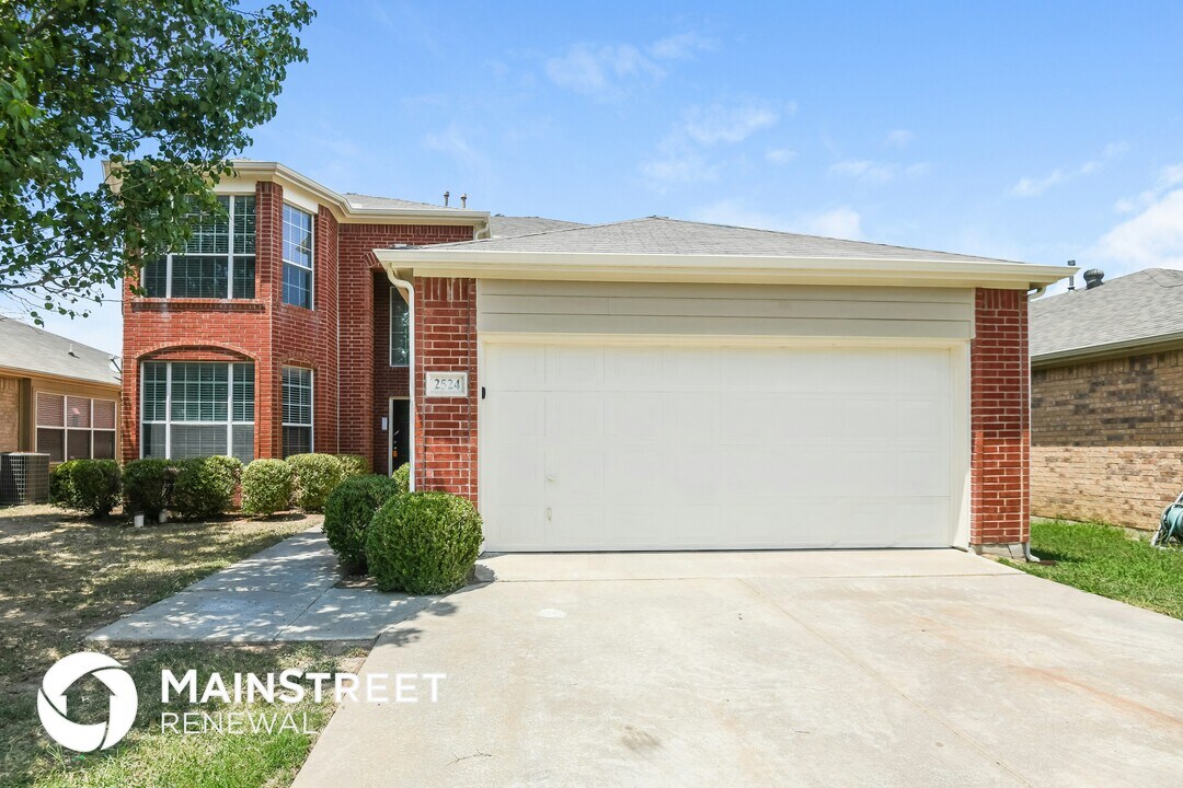 2524 Tar Heel Dr in Fort Worth, TX - Foto de edificio