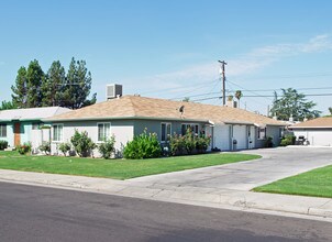 2045 Mayfair Dr W in Fresno, CA - Building Photo - Building Photo