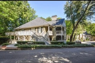 102 Bainbridge Dr, Unit Heritage Oaks in Atlanta, GA - Building Photo
