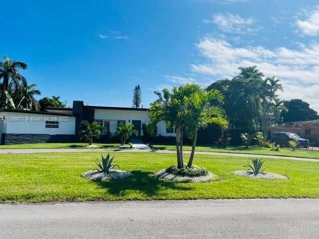 13751 NE 1st Ave in Miami Shores, FL - Foto de edificio - Building Photo