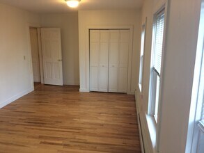 97 Mawney St, Unit 2 in East Greenwich, RI - Foto de edificio - Building Photo