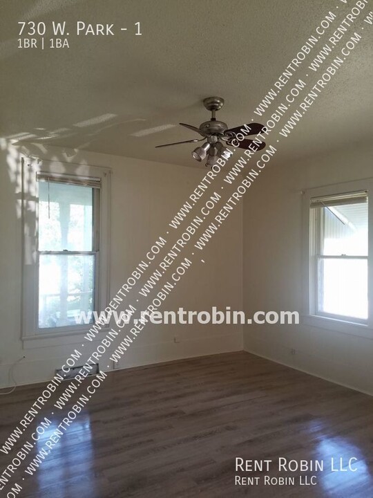 730 W Park St in Olathe, KS - Building Photo