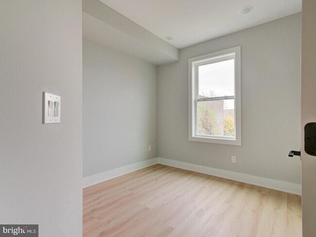 2421 Frankford Ave in Philadelphia, PA - Building Photo - Building Photo