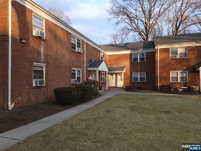 51 W Hudson Ave in Englewood, NJ - Foto de edificio - Building Photo
