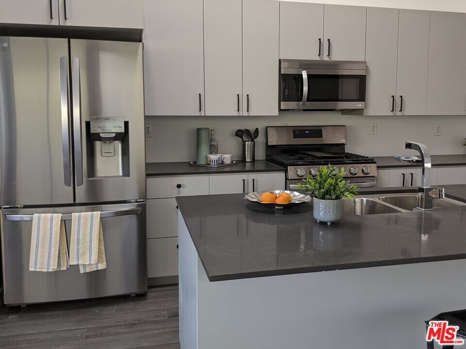 6044 La Prada in Los Angeles, CA - Building Photo